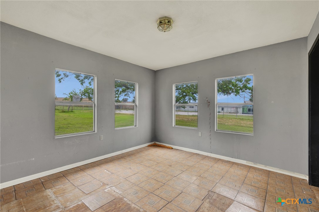 517 South Center Street Marion, TX 78124 - Photo 8 of 21