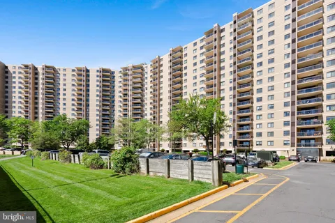 $425,000 | 307 Yoakum Parkway, Unit 821, Alexandria, VA 22304