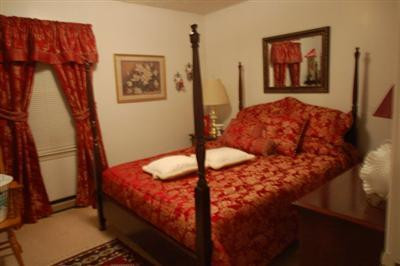 13 Raintree Court Irvine, KY 40336 - Photo 5 of 9 One of three bedrooms.