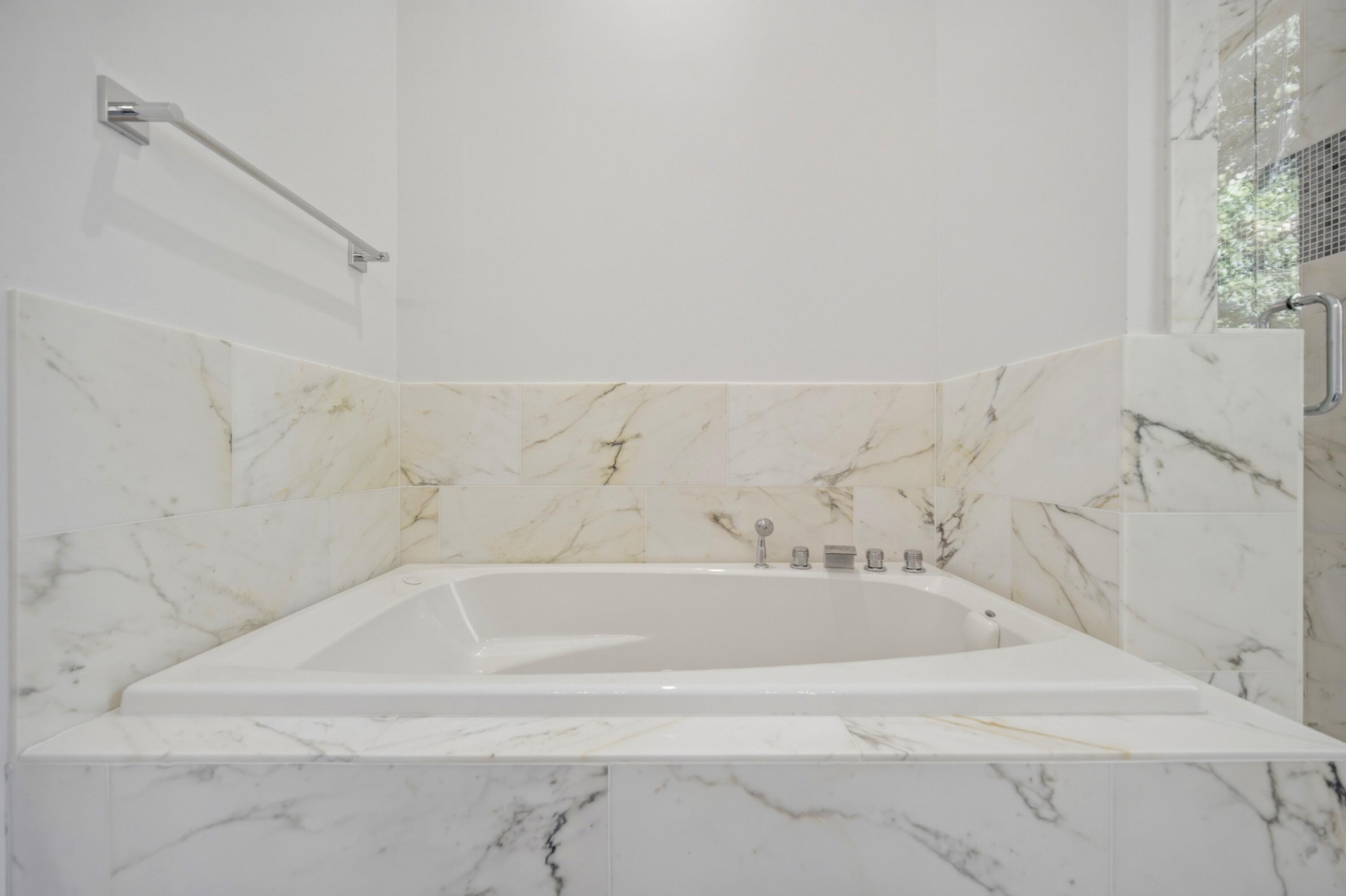 120 Lillian Way Crestview, FL 32536 - Photo 54 of 67 a bathroom with bathtub