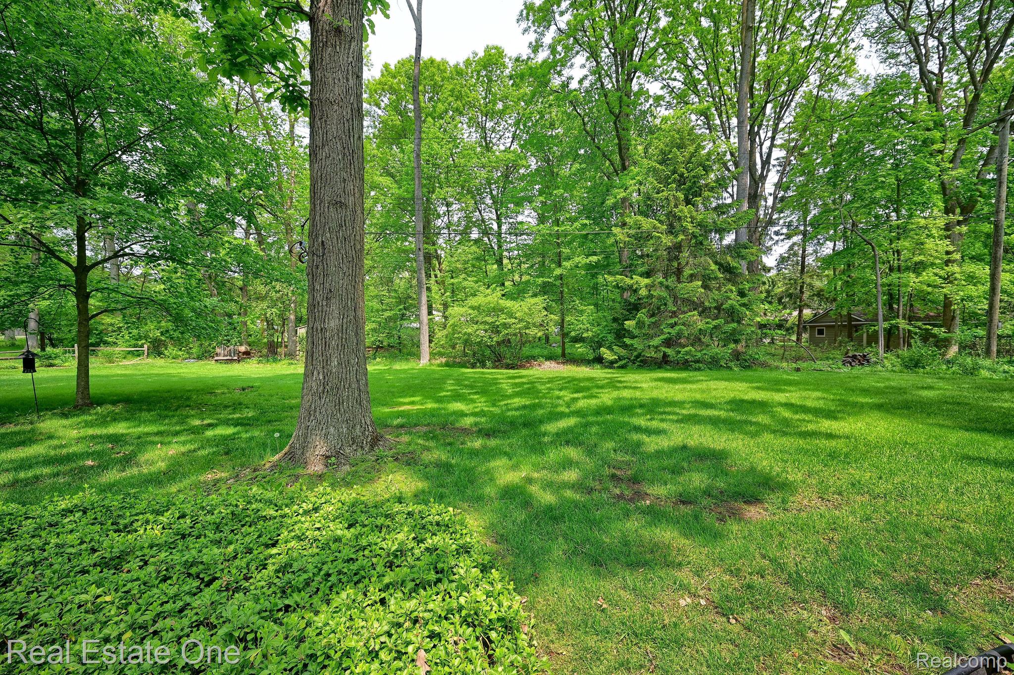 270 Wimberly Drive Rochester, MI 48306 - Photo 20 of 22 PEACEFUL AND QUIET IN THE BACKYARD