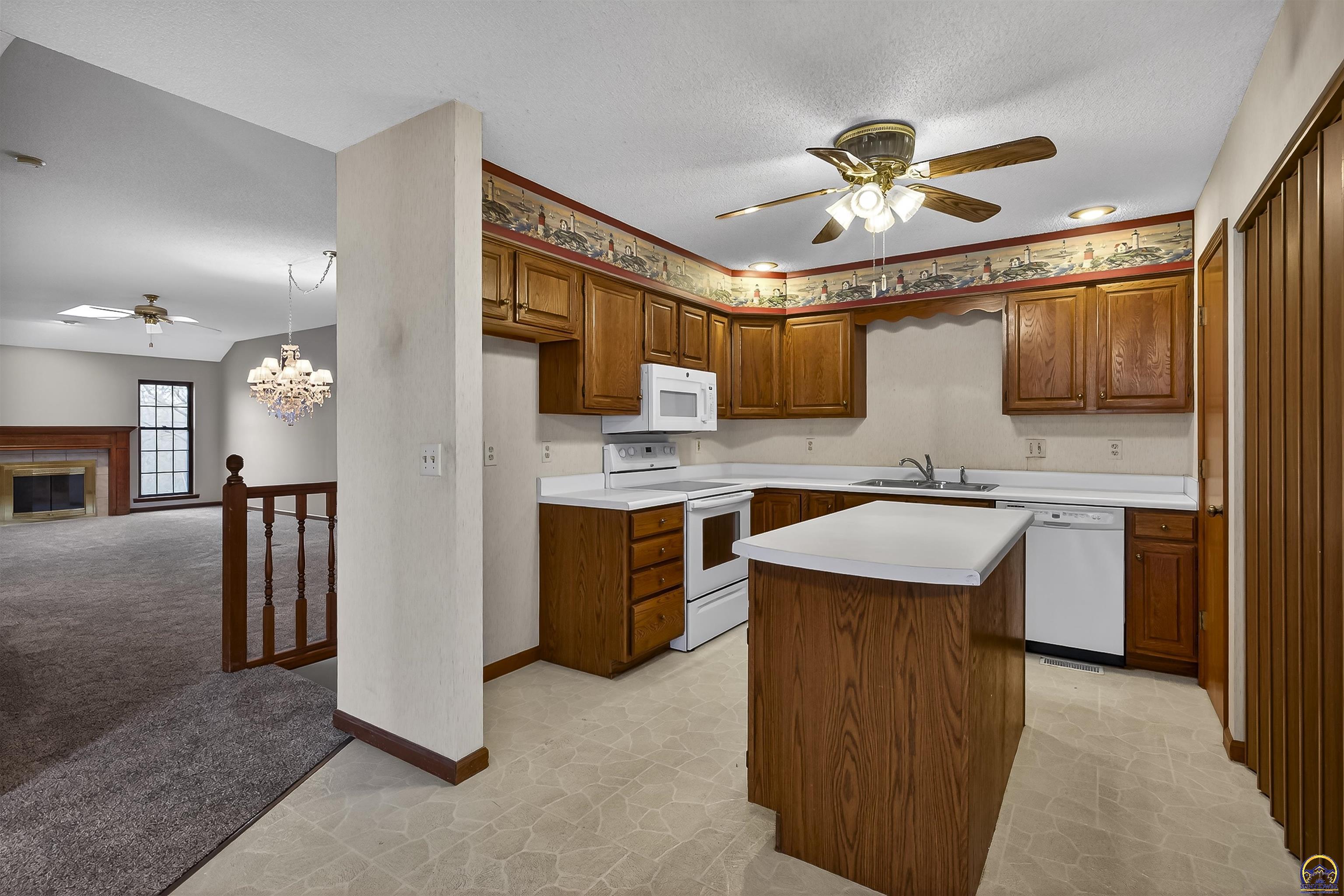 2636 Southwest Arrowhead Road, Unit A Topeka, KS 66614 - Photo 2 of 28