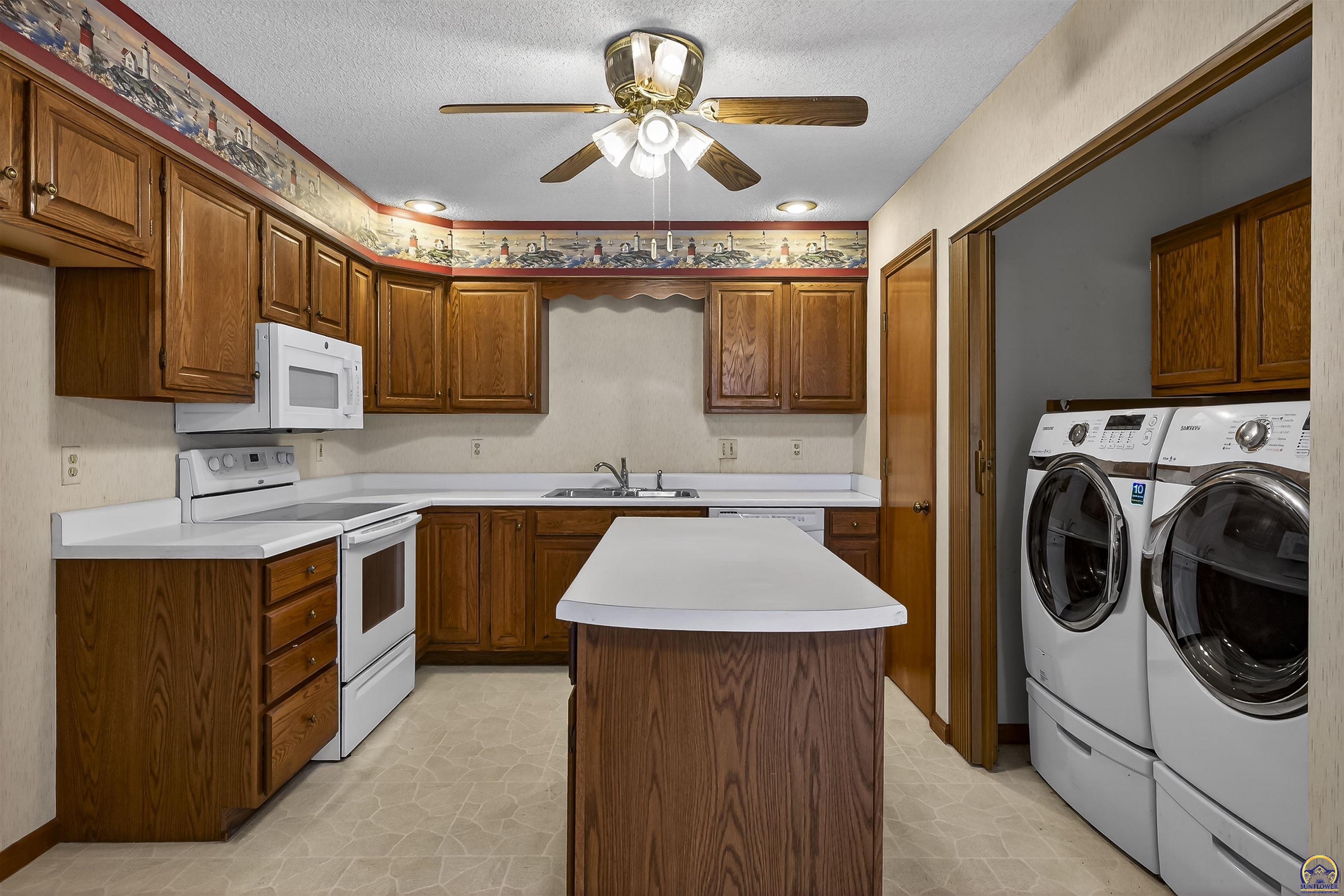 2636 Southwest Arrowhead Road, Unit A Topeka, KS 66614 - Photo 3 of 28