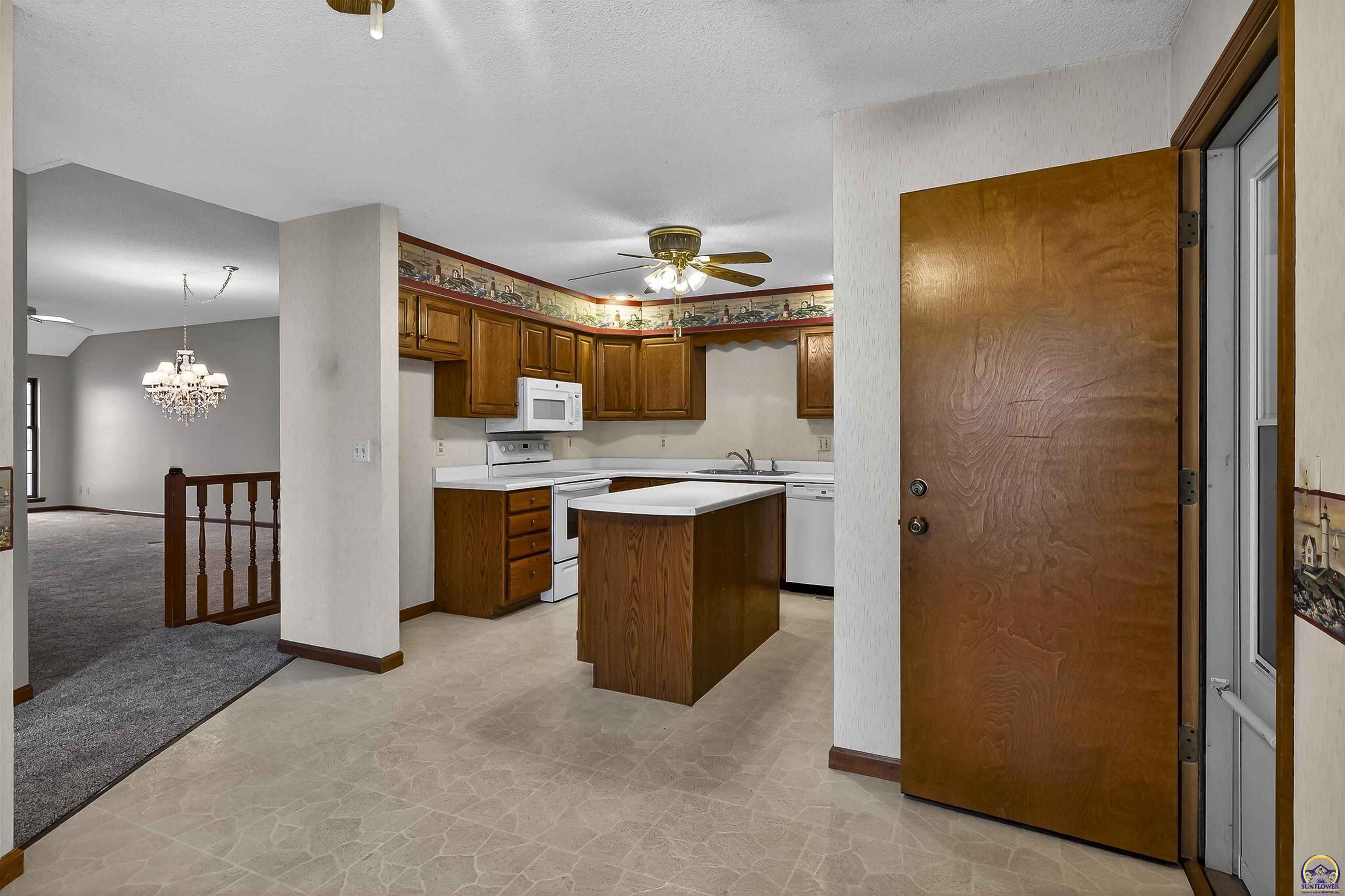 2636 Southwest Arrowhead Road, Unit A Topeka, KS 66614 - Photo 6 of 28