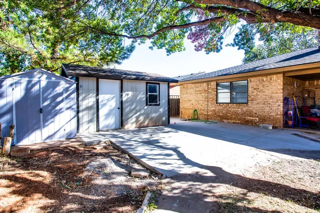 a view of back yard of the house