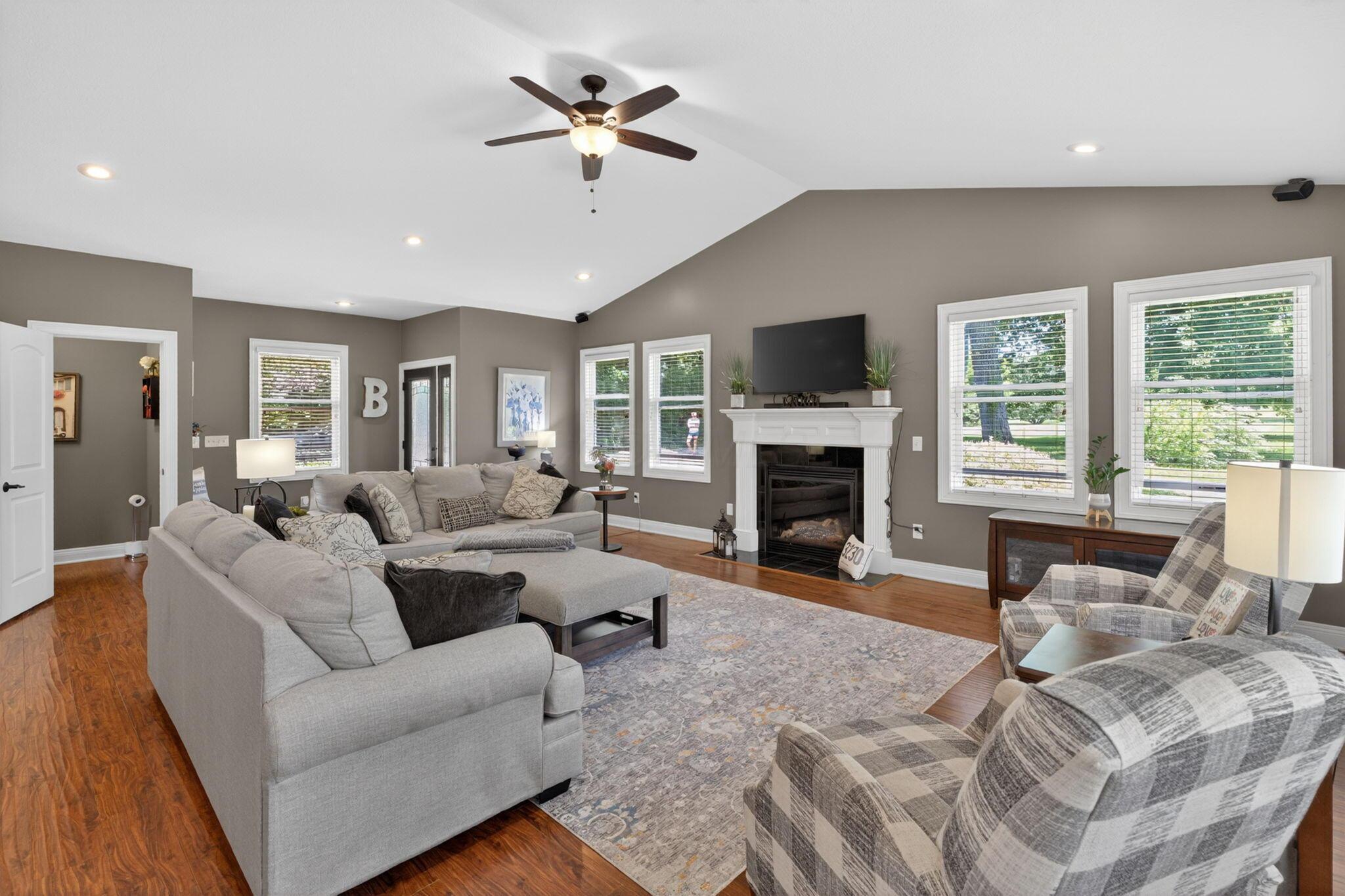 3951 Clotts Road Columbus, OH 43230 - Photo 5 of 37 5 - Living Room (3)