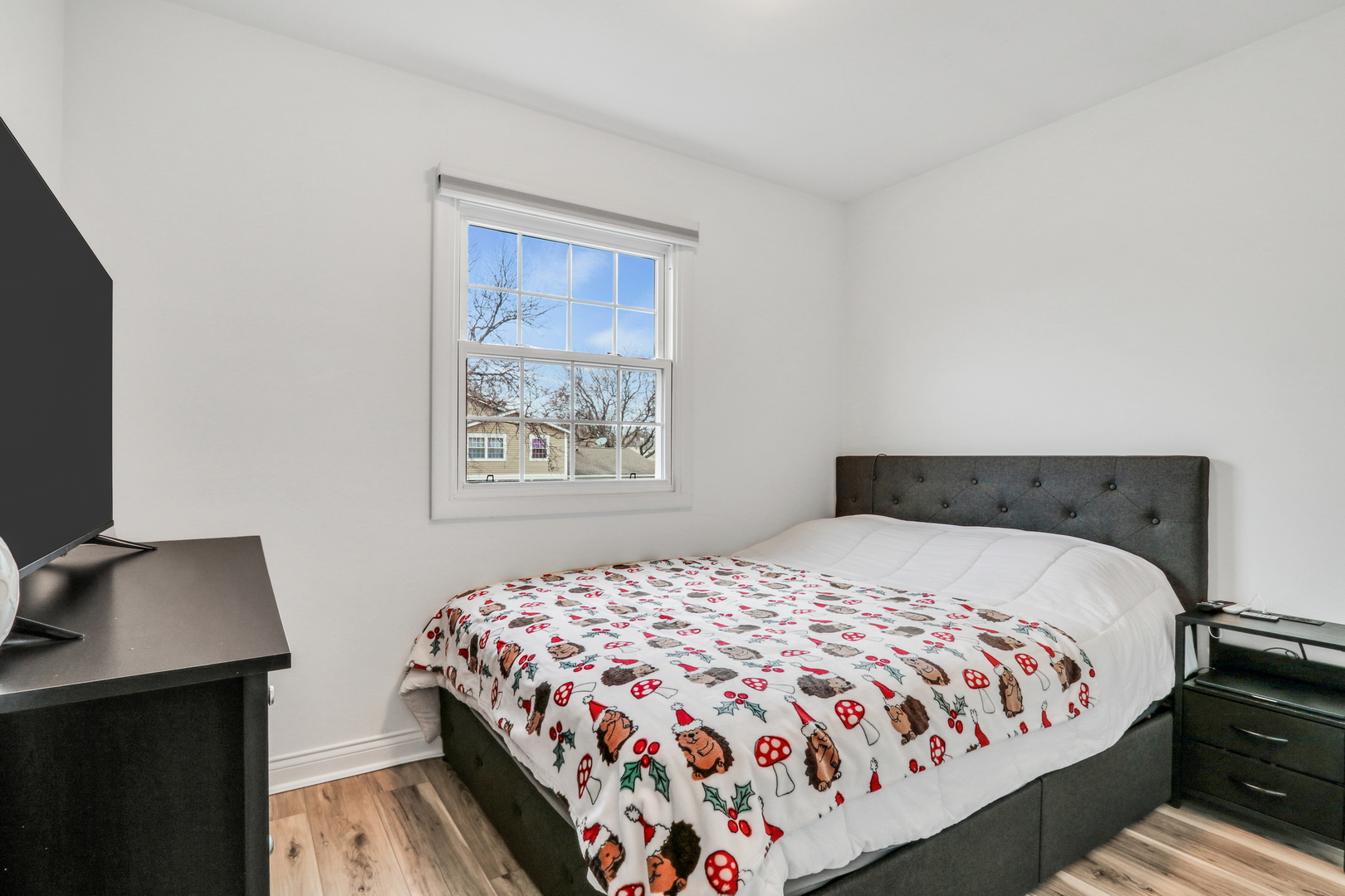 655 Hale Court Wheeling, IL 60090 - Photo 13 of 19 a bedroom with a bed and a desk