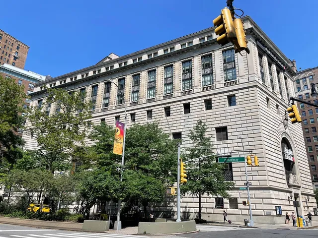 a view of entryway front of a building