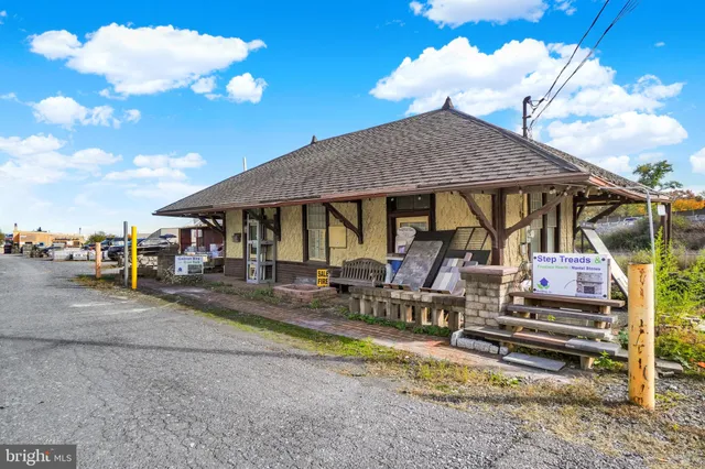 a view of a house with backyard