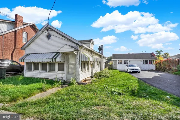 a view of a house with a yard