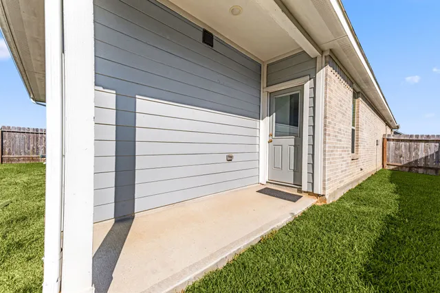 a view of a house with backyard and garden