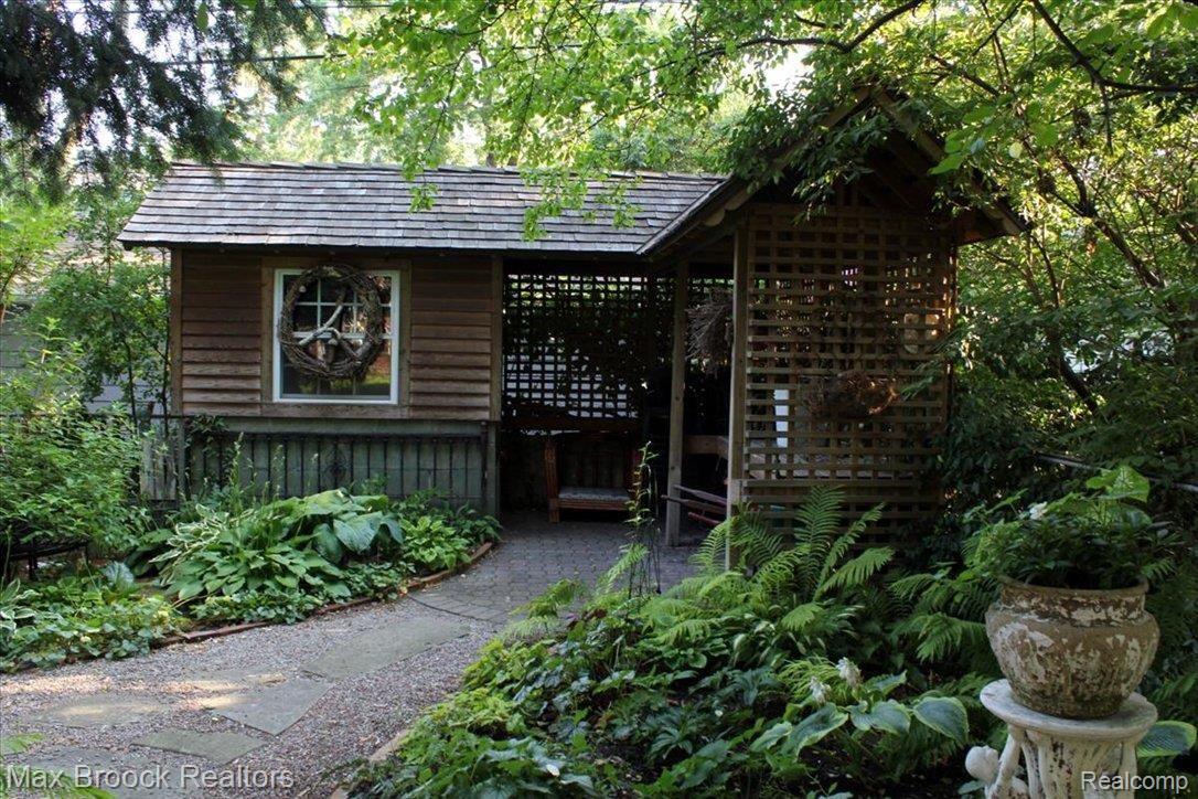 12 Hanover Road Pleasant Ridge, MI 48069 - Photo 22 of 25 Large Potting Shed