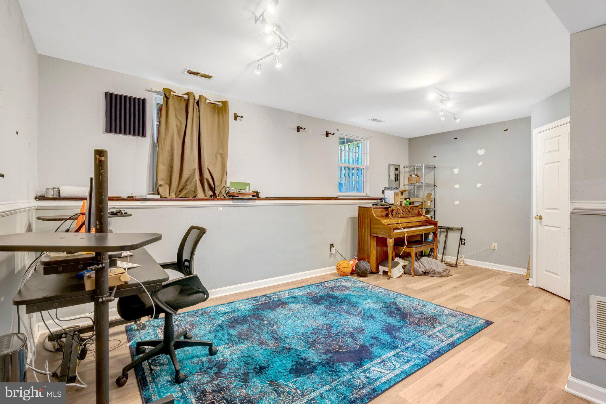 42888 Golf View Drive Chantilly, VA 20152 - Photo 4 of 29 a living room with furniture and a table
