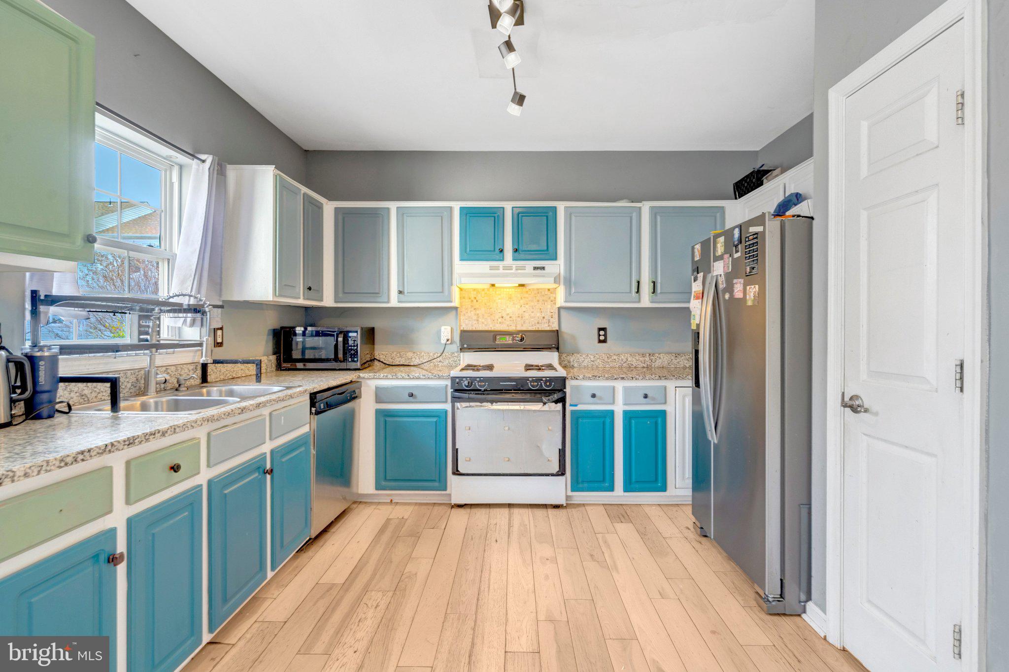 42888 Golf View Drive Chantilly, VA 20152 - Photo 9 of 29 a kitchen with a refrigerator and a sink