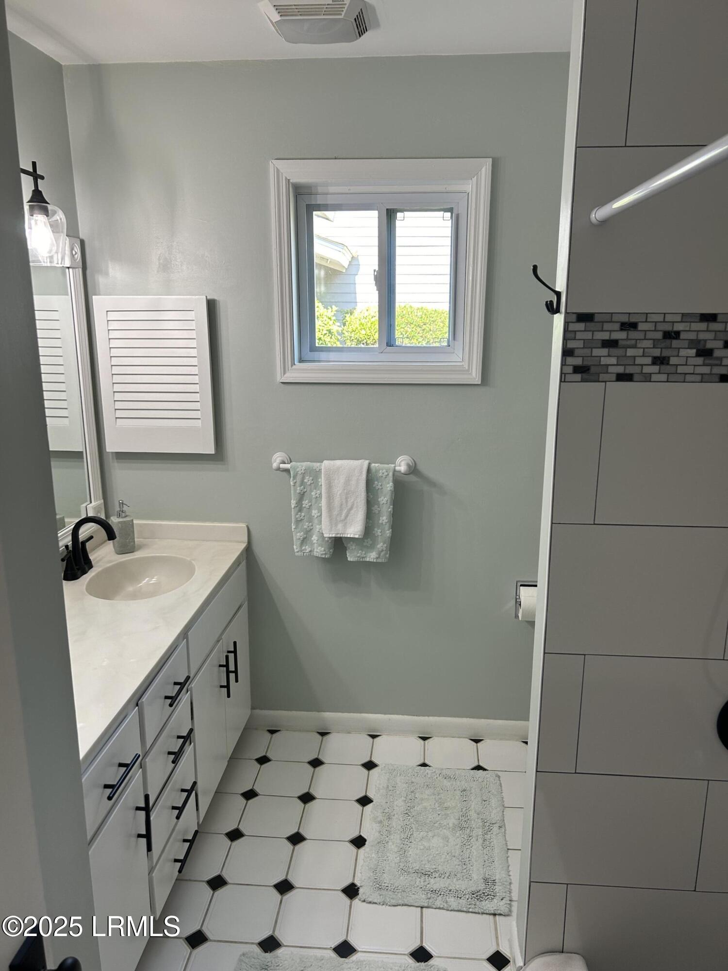 27 Colony Gardens Road, Unit B Beaufort, SC 29907 - Photo 31 of 40 Kathy Campbell - IMG_4228