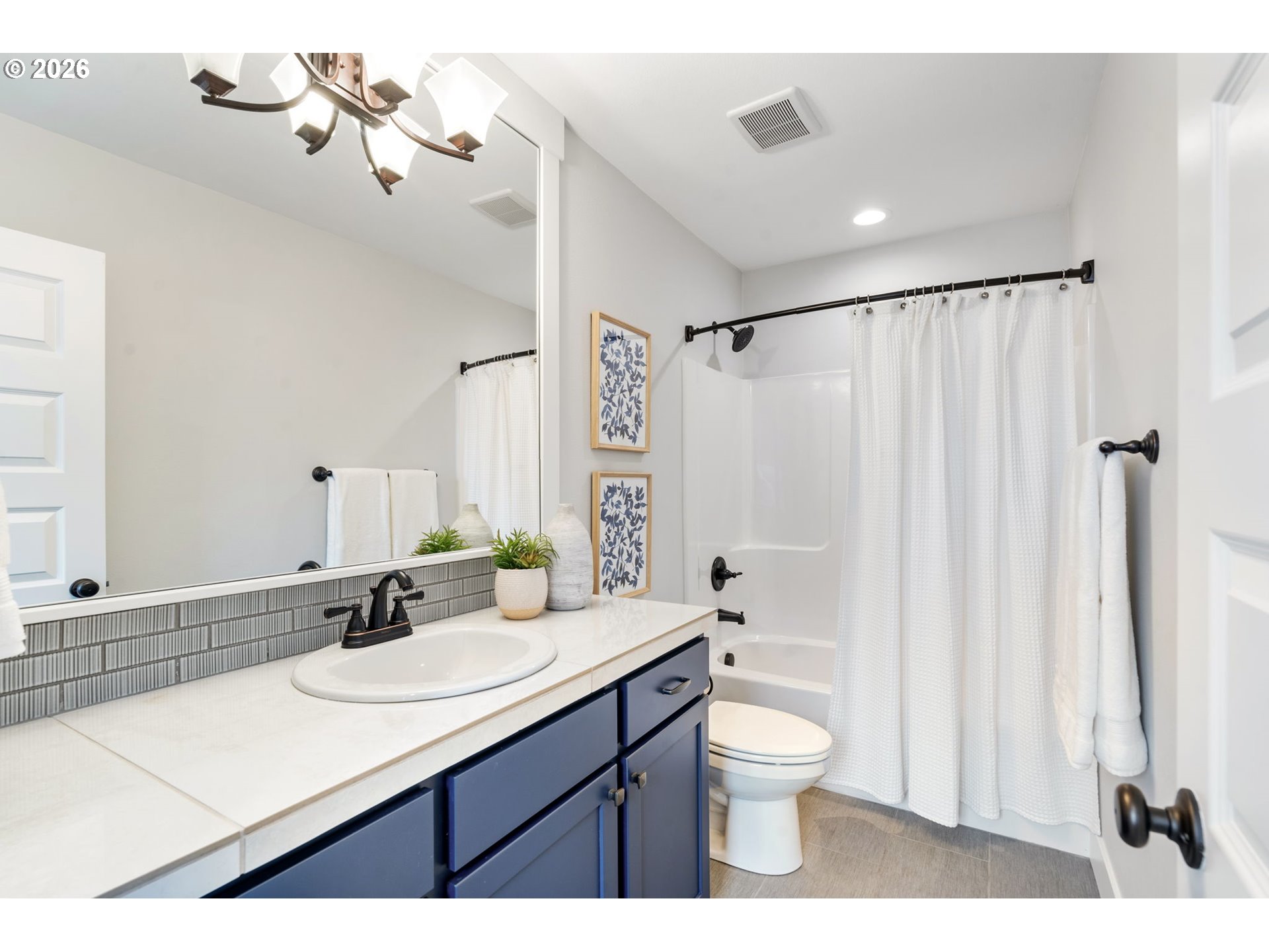 5546 Southeast Oak Street Portland, OR 97215 - Photo 19 of 28 Bathroom