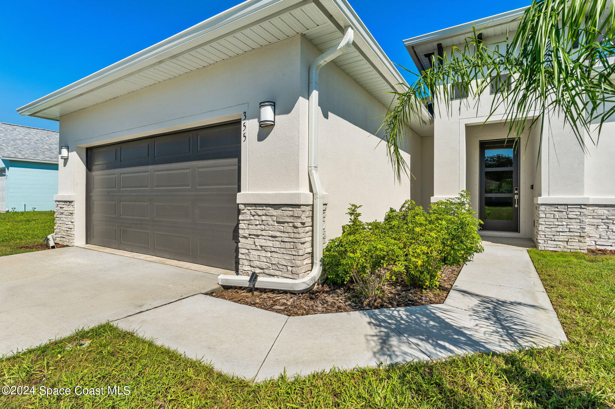 355 Wendover Road Southwest Palm Bay, FL 32908 - Photo 2 of 44 a front view of a house with garden