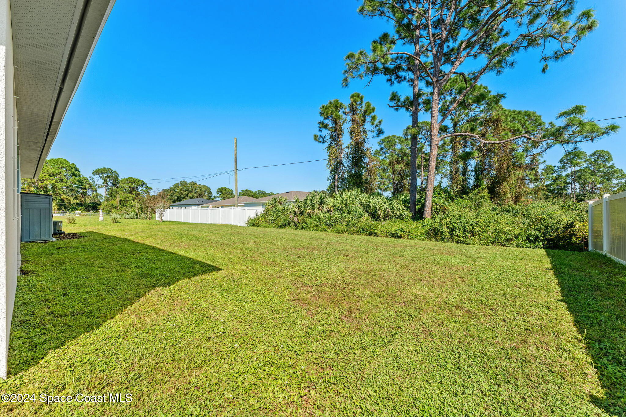 355 Wendover Road Southwest Palm Bay, FL 32908 - Photo 32 of 44 a view of a garden with a house