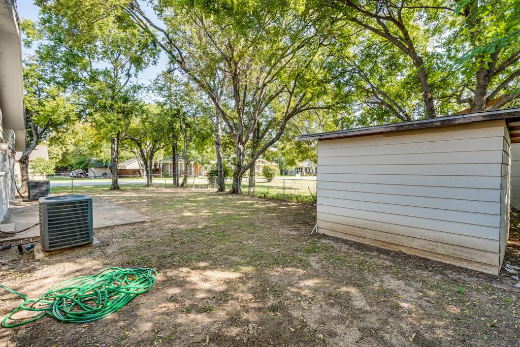 116 North 12th Street, Unit B Midlothian, TX 76065 - Photo 5 of 24 a view of backyard with green space