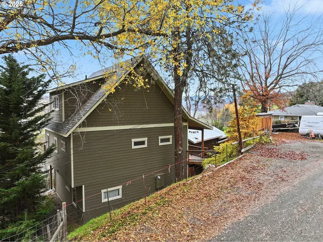 $700,000 | 608 Columbia Avenue, Lyle, WA 98635