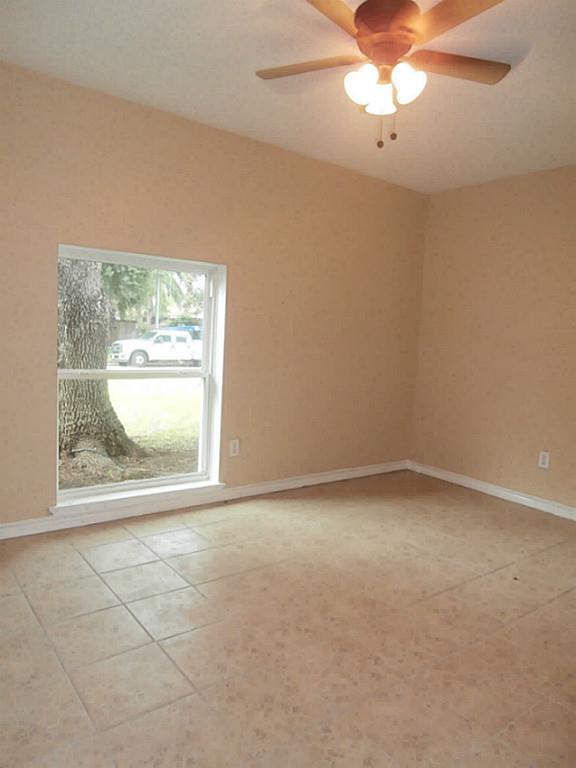 10011 Appleridge Drive Houston, TX 77070 - Photo 21 of 48 an empty room with a window