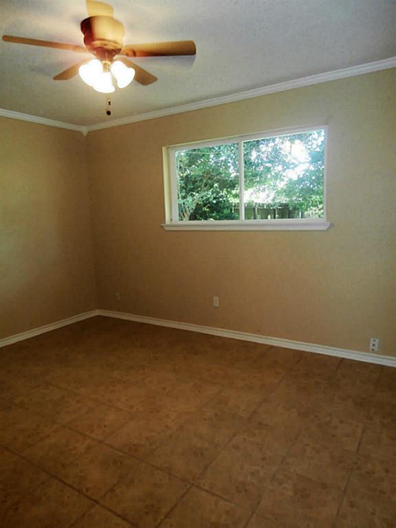 10011 Appleridge Drive Houston, TX 77070 - Photo 22 of 48 an empty room with a window