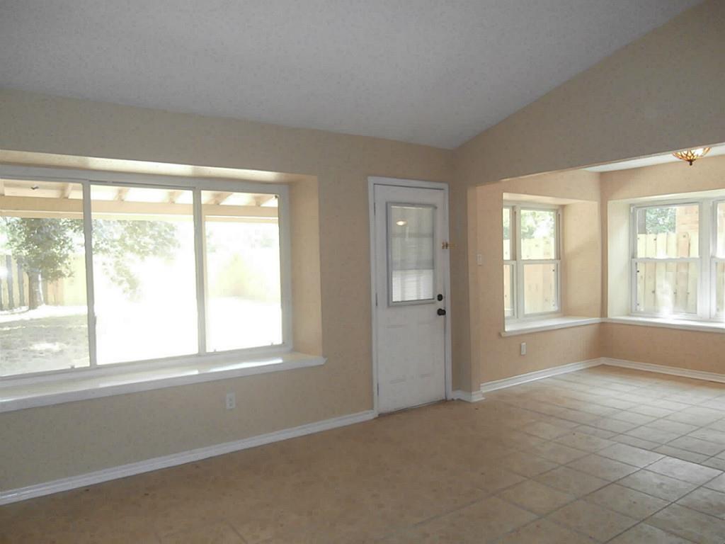 10011 Appleridge Drive Houston, TX 77070 - Photo 10 of 48 a view of an empty room with a window