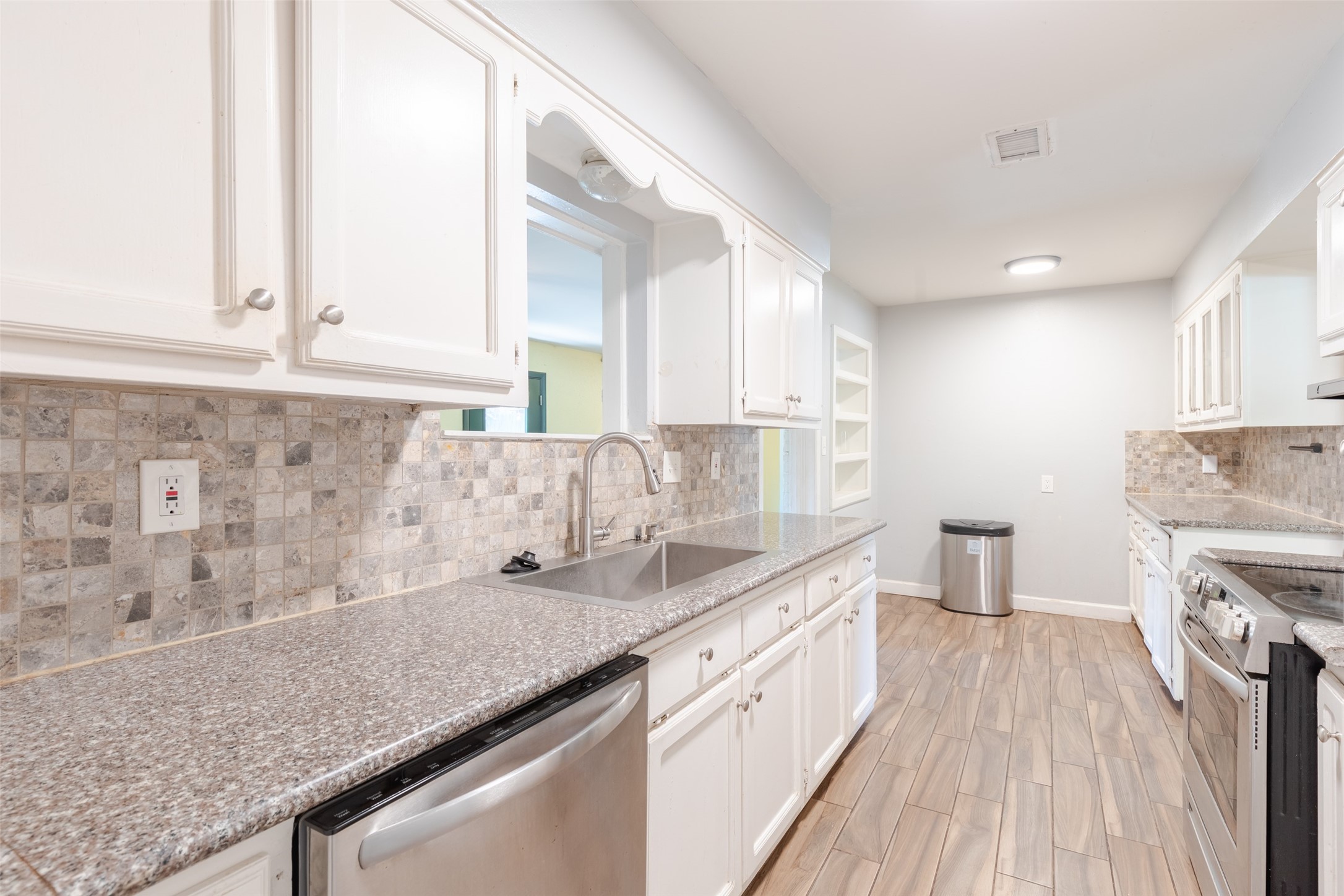 6131 Grape Street Houston, TX 77074 - Photo 7 of 41