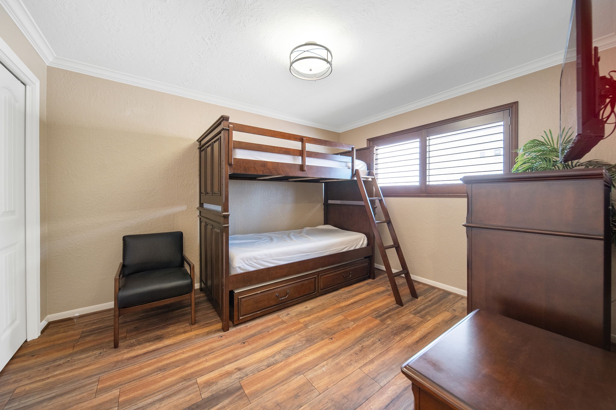 801 River Road, Unit E 116 Montgomery, TX 77356 - Photo 10 of 14 secondary bedroom with bunkbeds, furnishing included.