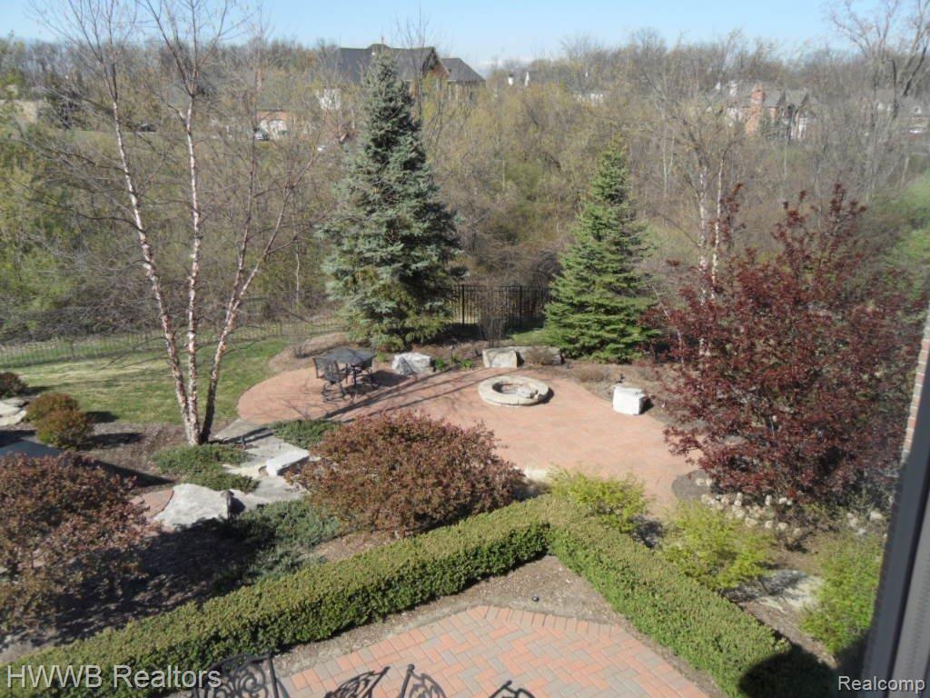 5570 Leeds Court Rochester, MI 48306 - Photo 3 of 24 03-Yard.JPG