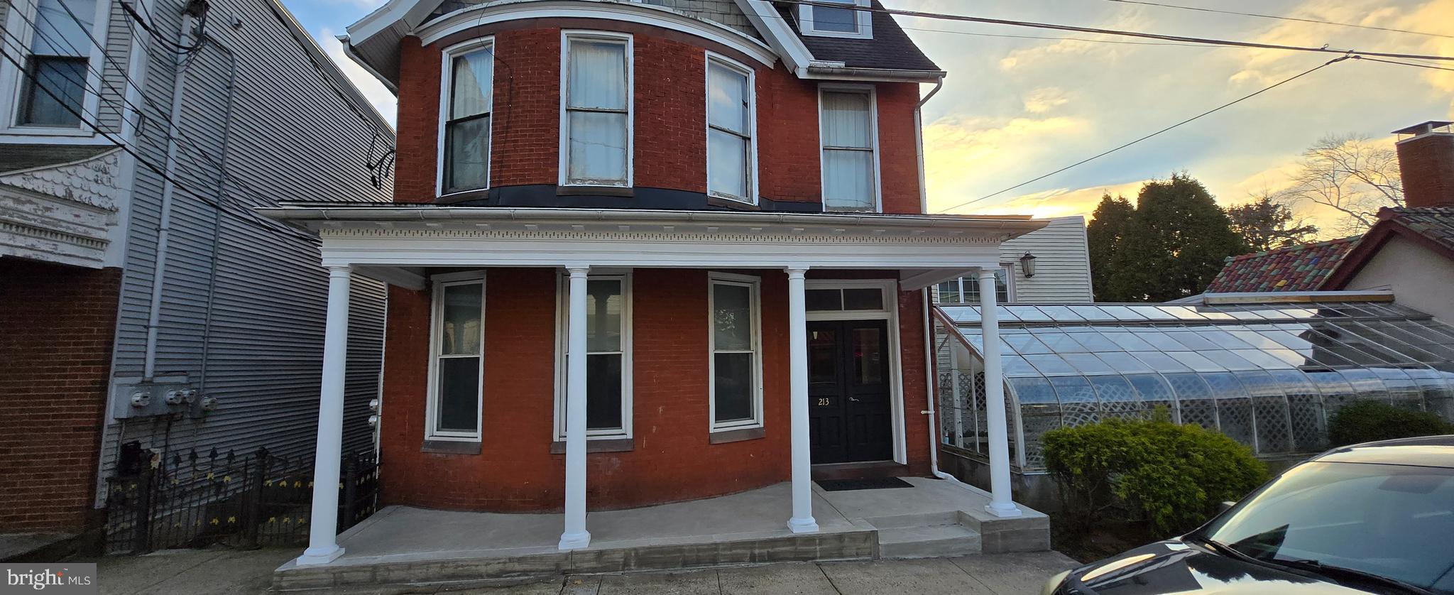 a view of a brick house with plants