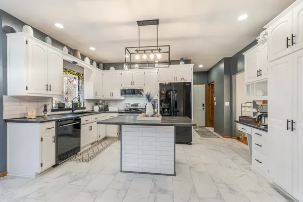 $519,900 | 1836 Oshkosh Street, New London, WI 54961