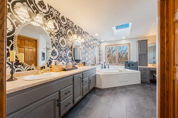 $519,900 | 1836 Oshkosh Street, New London, WI 54961