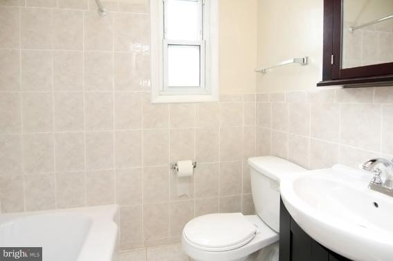 1000 Stamford Road Baltimore, MD 21229 - Photo 7 of 20 Bath upstairs