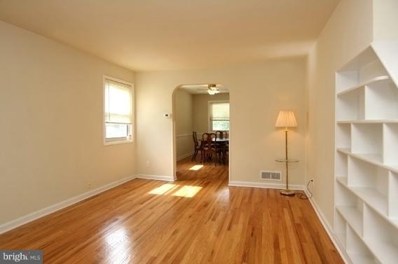 1000 Stamford Road Baltimore, MD 21229 - Photo 10 of 20 Living Room