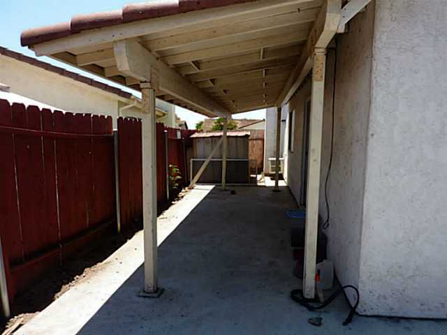 7666 Dancy Road San Diego, CA 92126 - Photo 11 of 12 Side yard