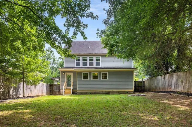 a view of a house with a yard