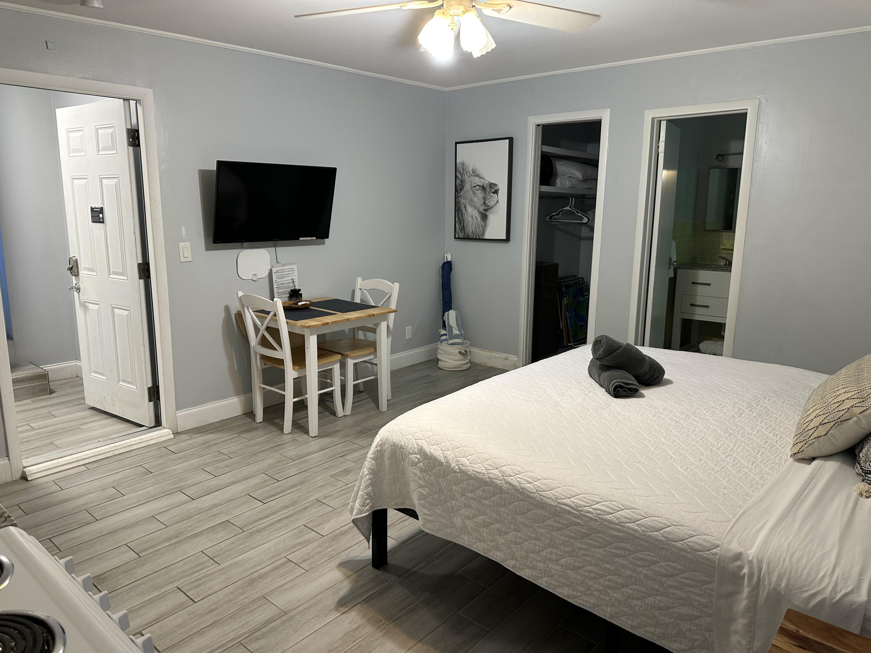 1258 Beach Road, Unit 9 STUDIO Singer Island, FL 33404 - Photo 5 of 13 a bedroom with a bed and a flat screen tv