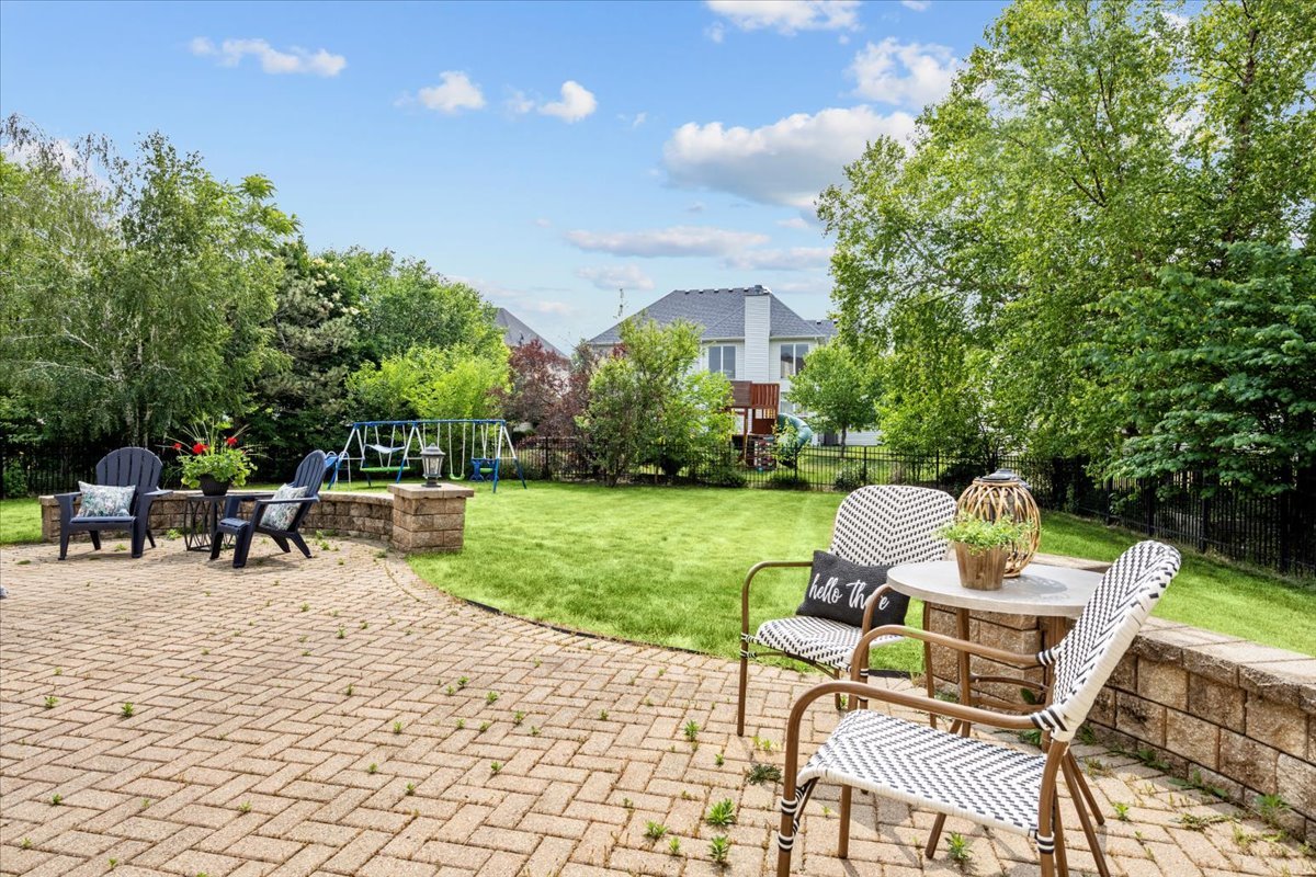 1112 Stonehaven Circle Aurora, IL 60504 - Photo 26 of 28 a view of a patio with a table and chairs