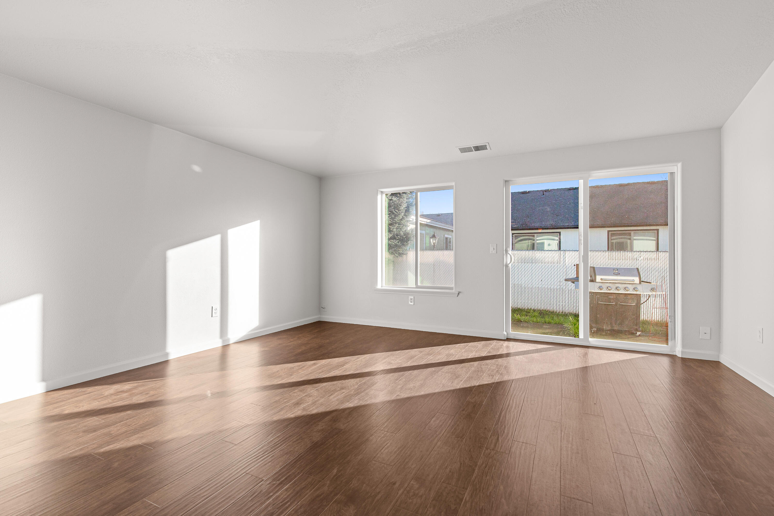 656 Andrea Way Eagle Point, OR 97524 - Photo 3 of 25 9R9A2643