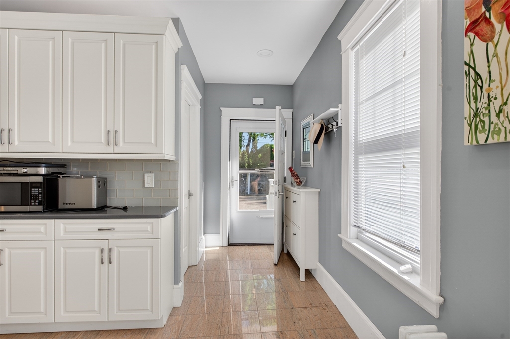 962 Pleasant Street Worcester, MA 01602 - Photo 11 of 32