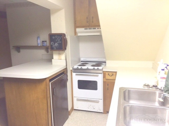 405 Lakeview Road Newland, NC 28657 - Photo 8 of 17 Gallery Image 8