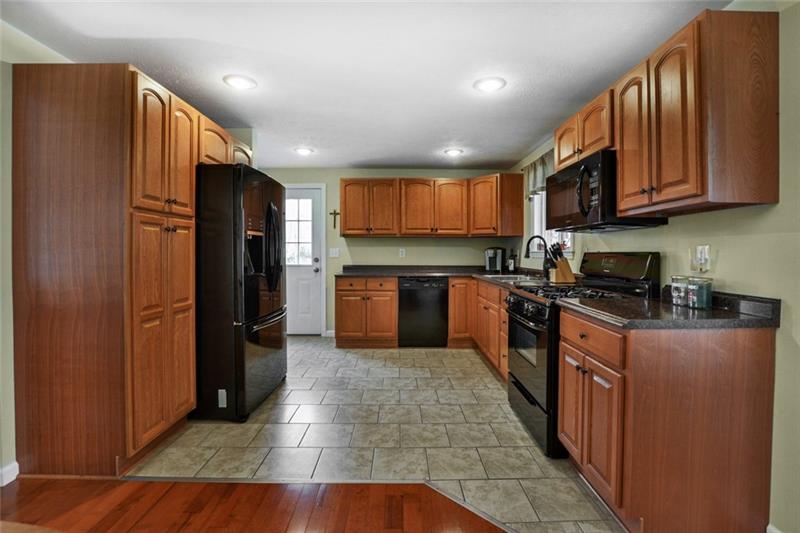 5415 Hardt Road Gibsonia, PA 15044 - Photo 7 of 22 Kitchen - all appliances stay!