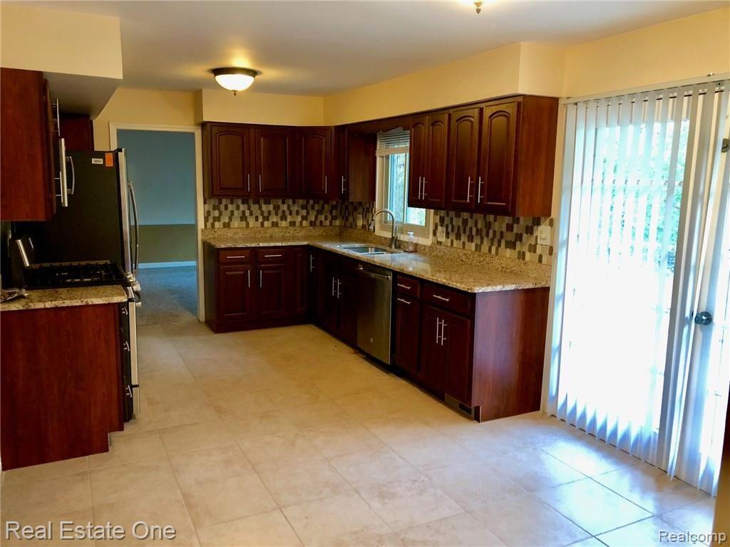 35687 Johnstown Road Farmington Hills, MI 48335 - Photo 2 of 22