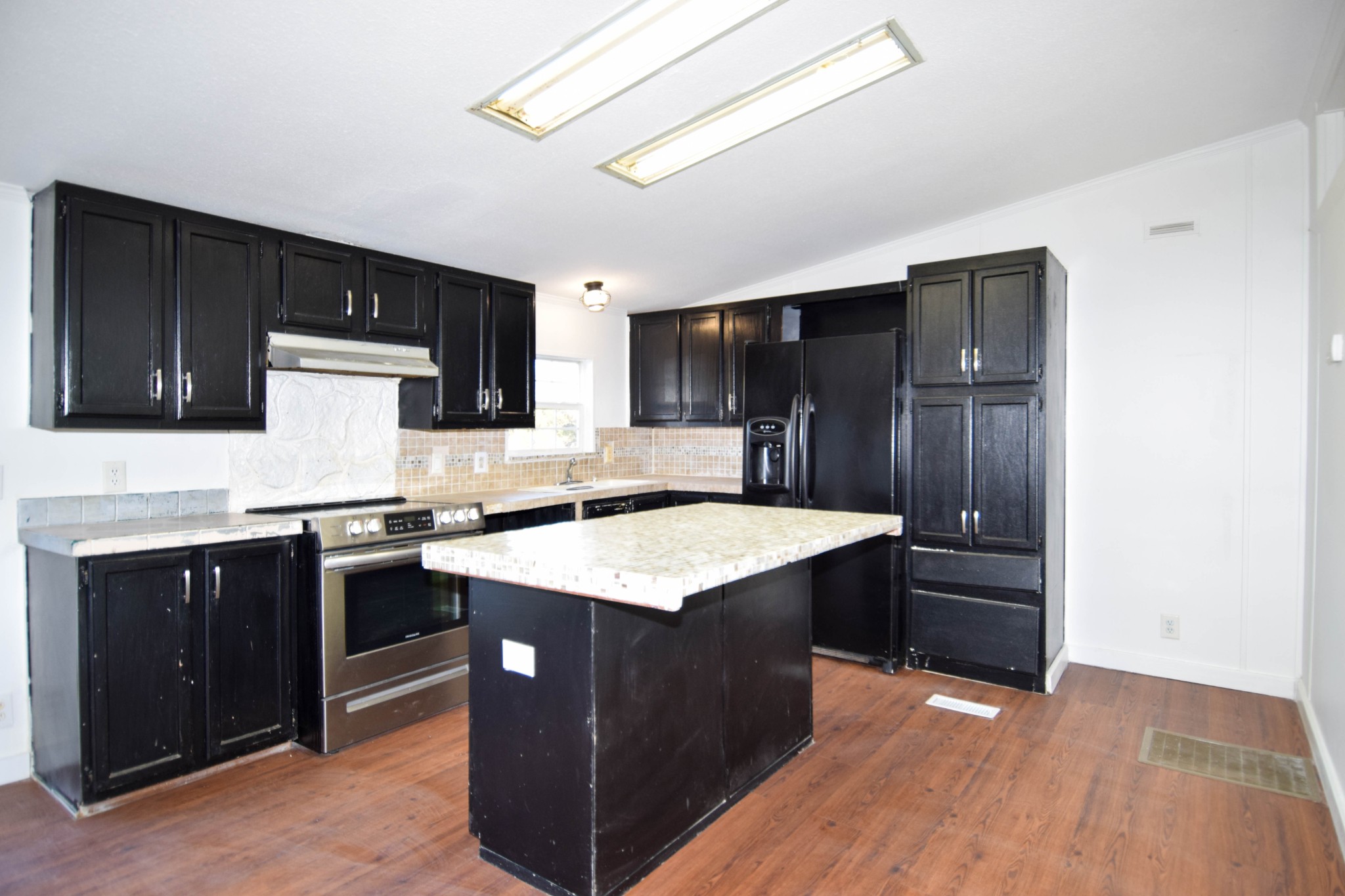 635 Celsor Road Hartsville, TN 37074 - Photo 15 of 44 a kitchen with stainless steel appliances granite countertop a stove and a refrigerator