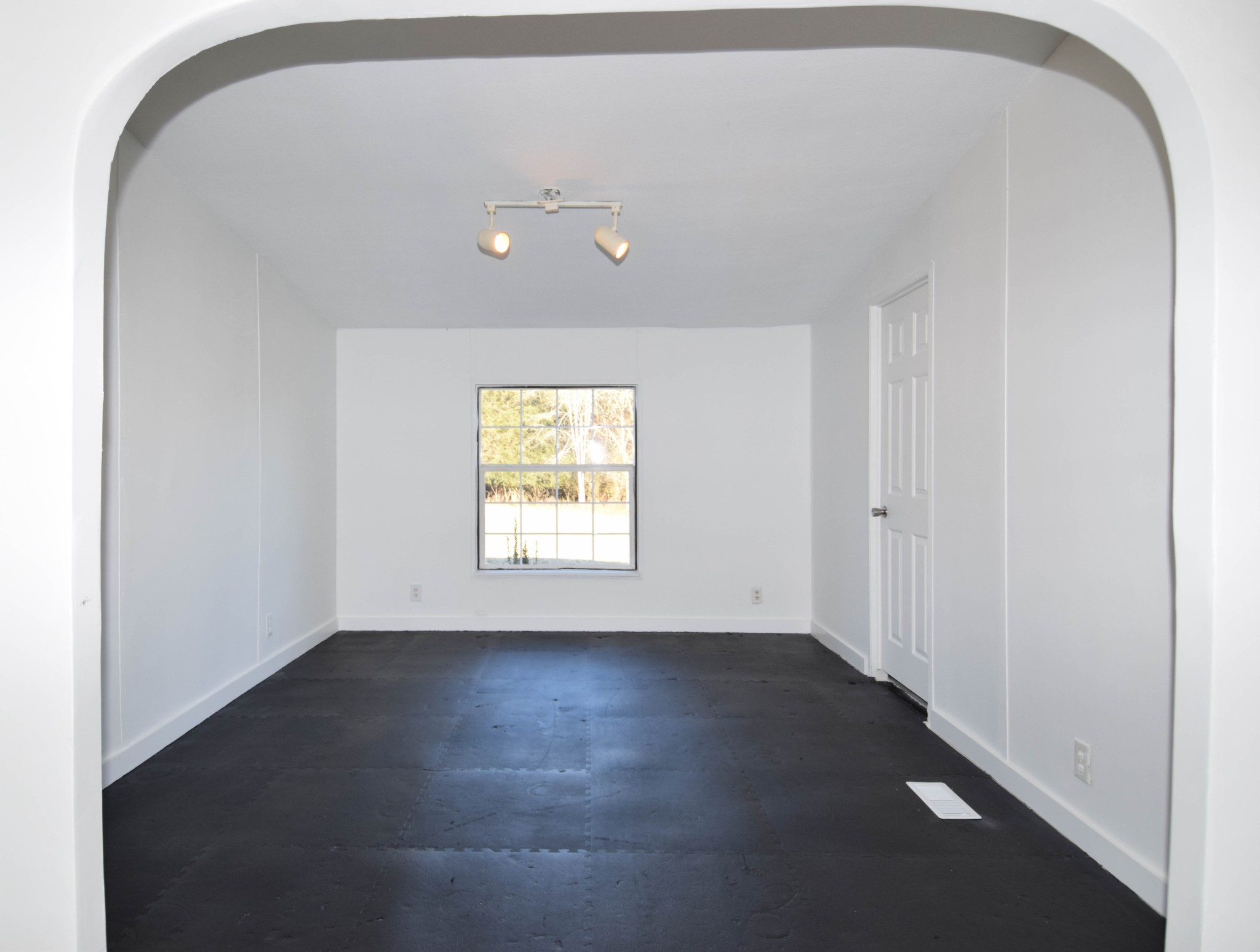 635 Celsor Road Hartsville, TN 37074 - Photo 27 of 44 an empty room with windows