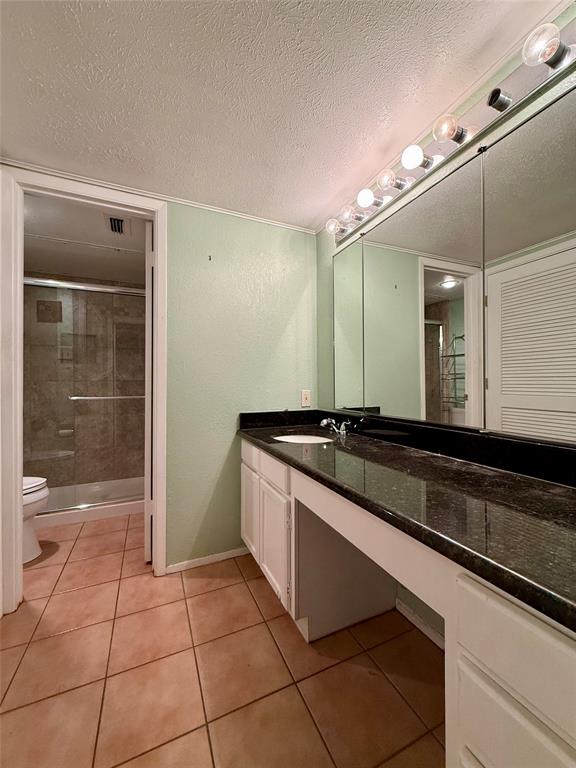 4513 North O'Connor Road, Unit 2133 Irving, TX 75062 - Photo 17 of 33 a large kitchen with a sink and a large mirror