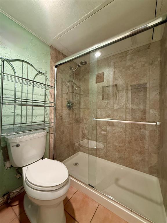 4513 North O'Connor Road, Unit 2133 Irving, TX 75062 - Photo 18 of 33 a bathroom with a toilet and shower