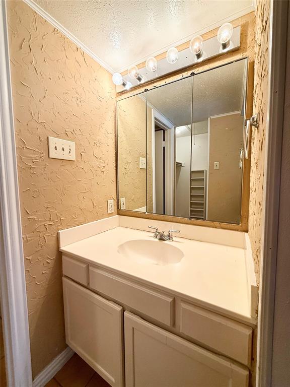 4513 North O'Connor Road, Unit 2133 Irving, TX 75062 - Photo 24 of 33 a bathroom with a sink and a mirror