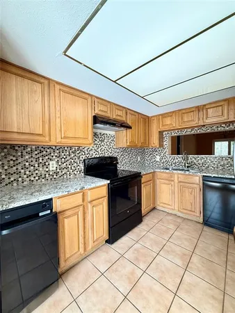 a view of empty room with window